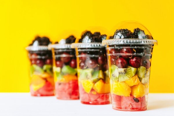 Fruta de estación junto a un vaso de agua